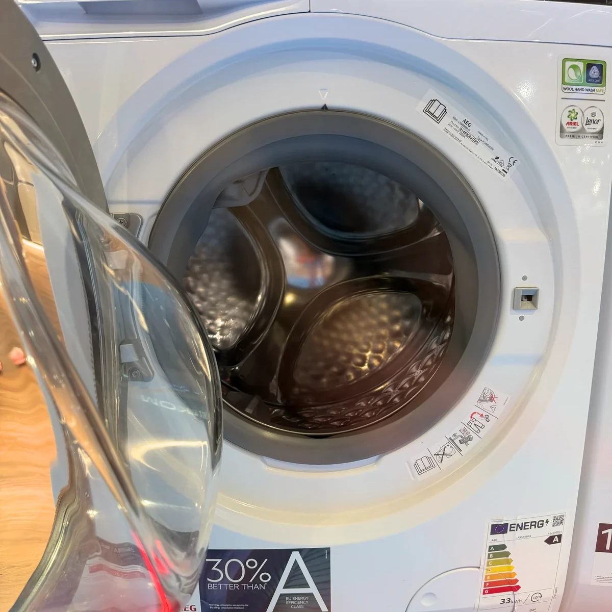 AEG LR9586BN4 met geopende deur en zicht op de trommel