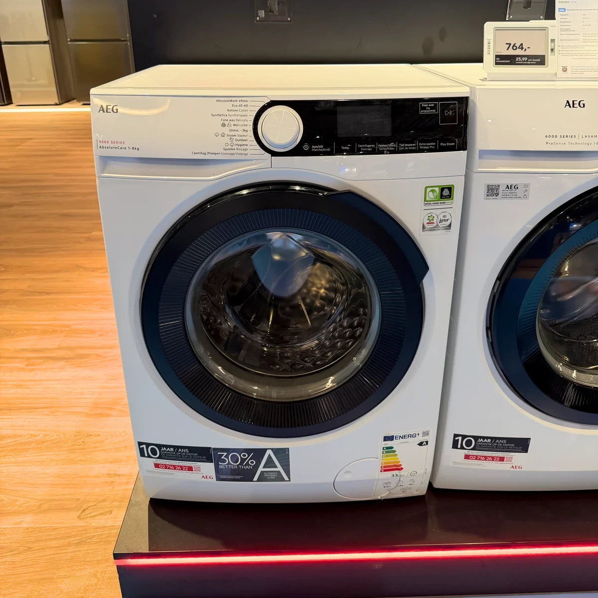 AEG LR9586BN4 AbsoluteCare 8 kg in een winkelopstelling