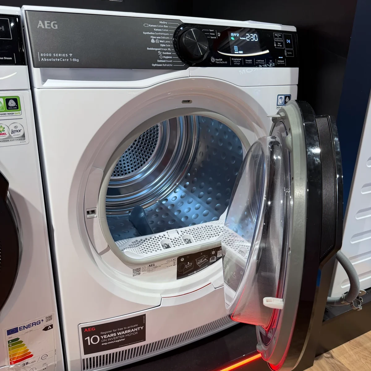 AEG TR86CBC86 met geopende deur en verlichte trommel