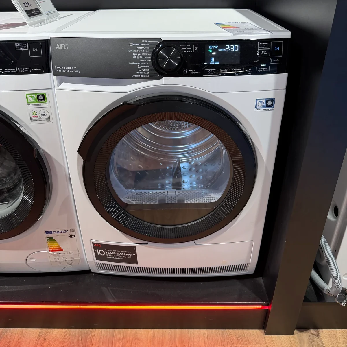 Vooraanzicht van de AEG TR86CBC86 AbsoluteCare droger in de winkel