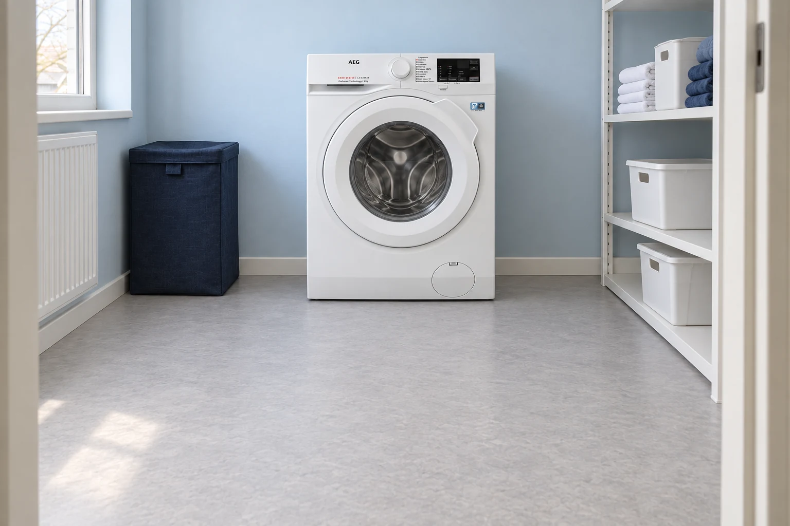 Witte AEG LF62CW84 in een lichtblauwe wasruimte