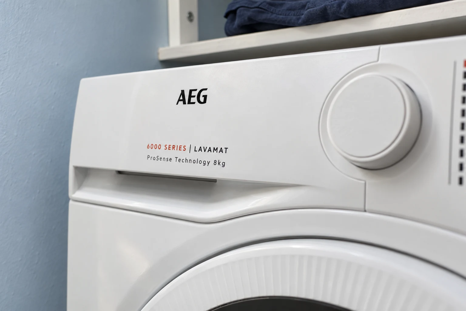 Ladegreep en witte draaiknop van de AEG LF62CW84