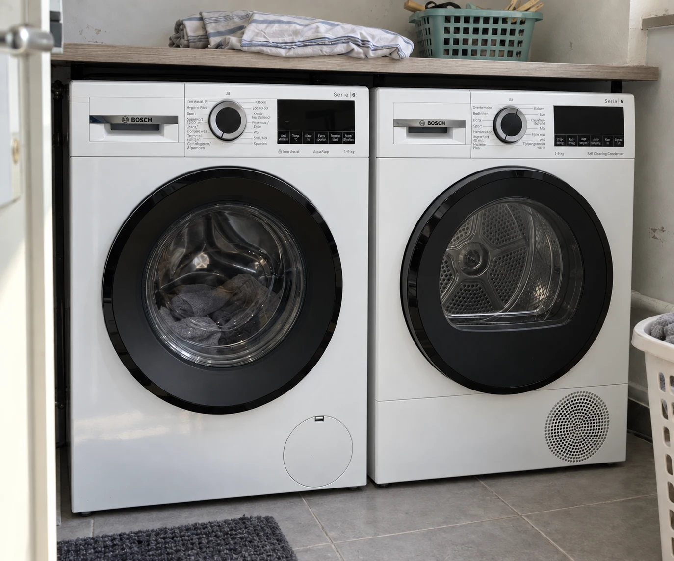 Bosch-wasmachine en warmtepompdroger naast elkaar onder een werkblad