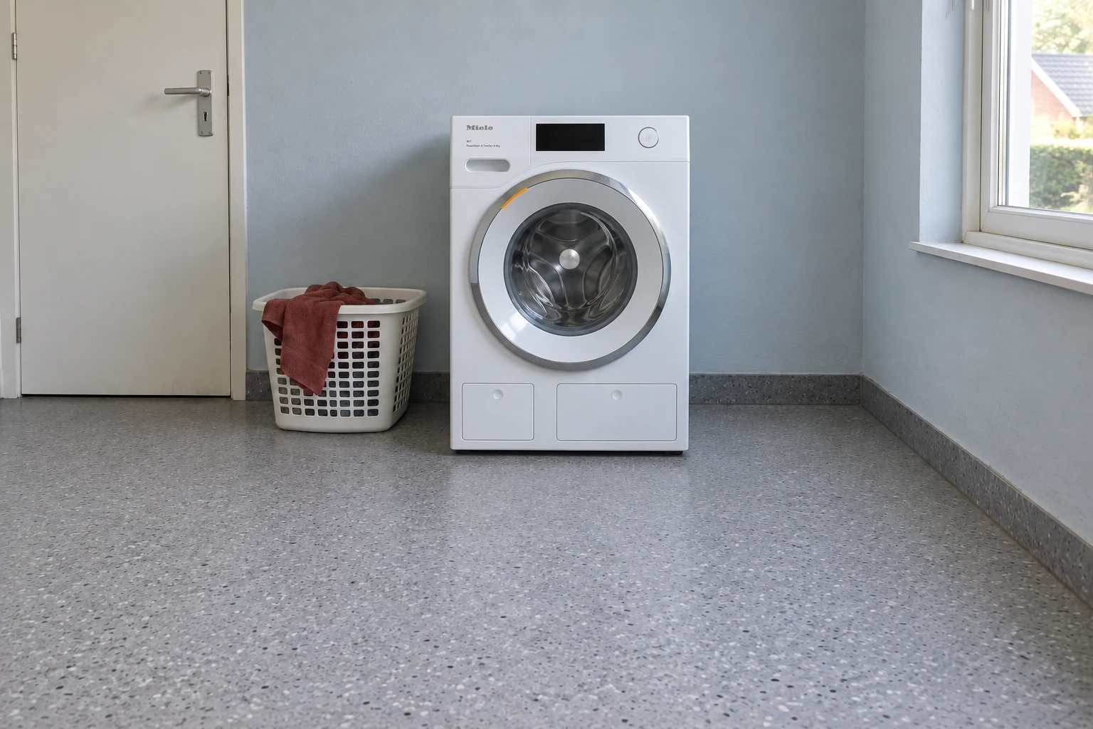 Miele WWR 760 vrijstaand in een eenvoudige bijkeuken.