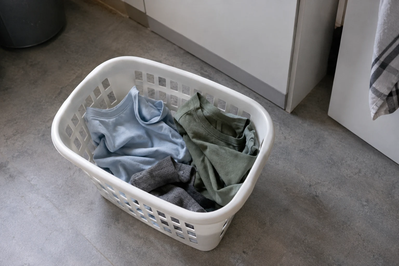 Een kleine lading licht gedragen kleding in een wasmand
