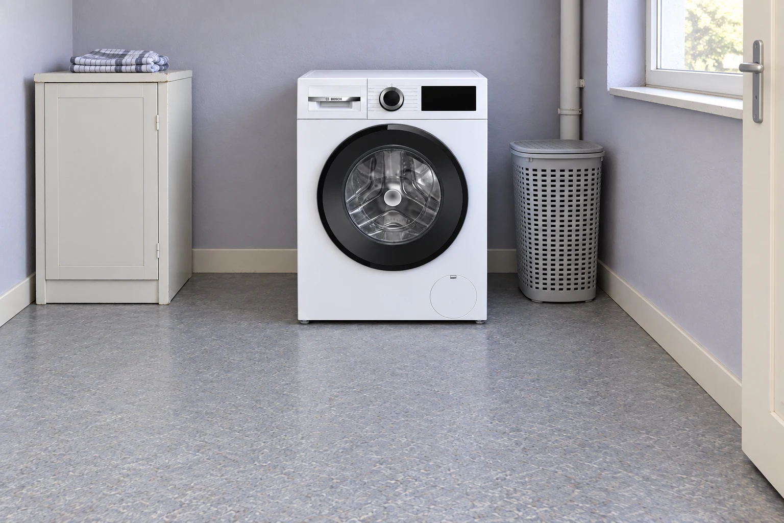 Gesloten witte wasmachine in een lichte wasruimte met vrije vloer