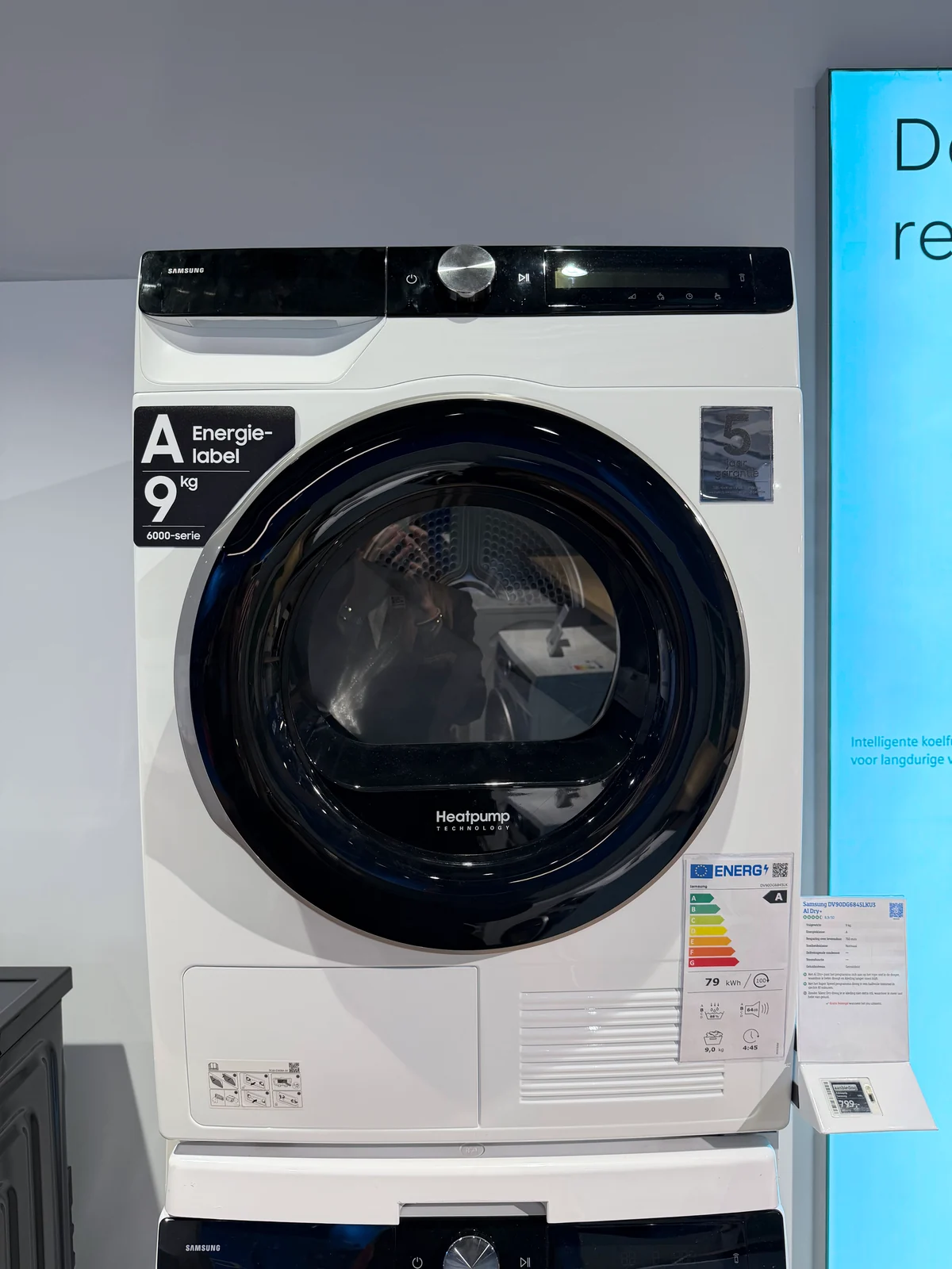 Samsung DV90DG6845LKU3 AI Dry+ met gesloten deur en bedieningspaneel in een winkel.