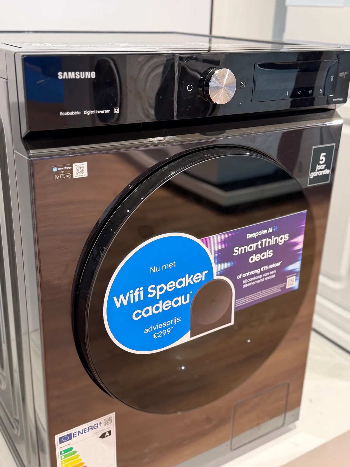 Schuin zicht op de knop en het display van Samsung WW11DB7B34GBU3, zonder gedrukte programmalijst