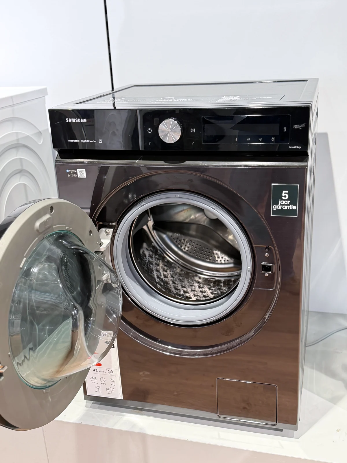 Geopende deur van Samsung WW11DB7B34GBU3 met trommel en deurrand