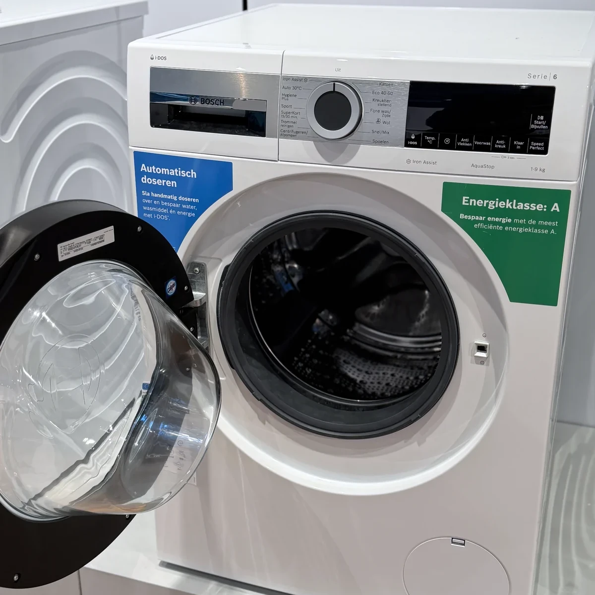 Bosch WGG244FLNL i-DOS met geopende deur en zicht op de trommel