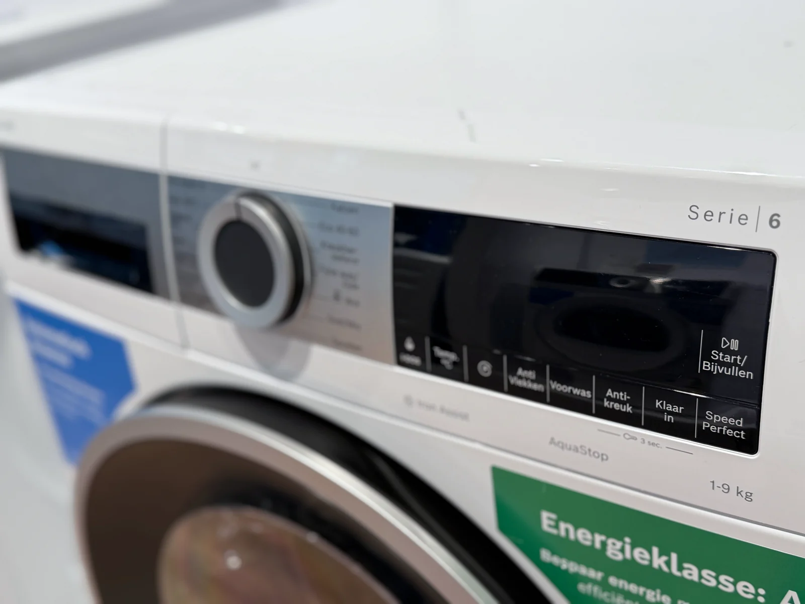 Display en bedieningsknoppen van de Bosch WGG244FLNL i-DOS