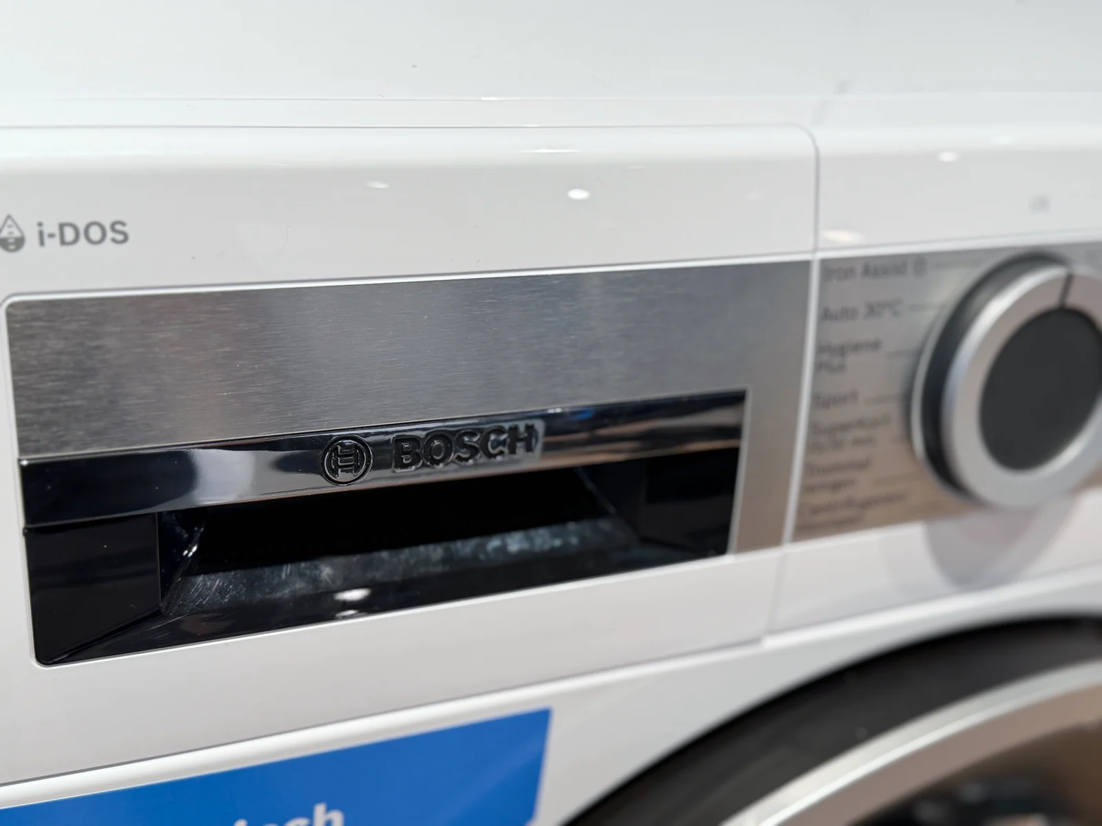 Buitenzijde van de gesloten wasmiddellade van de Bosch WGG244FLNL i-DOS