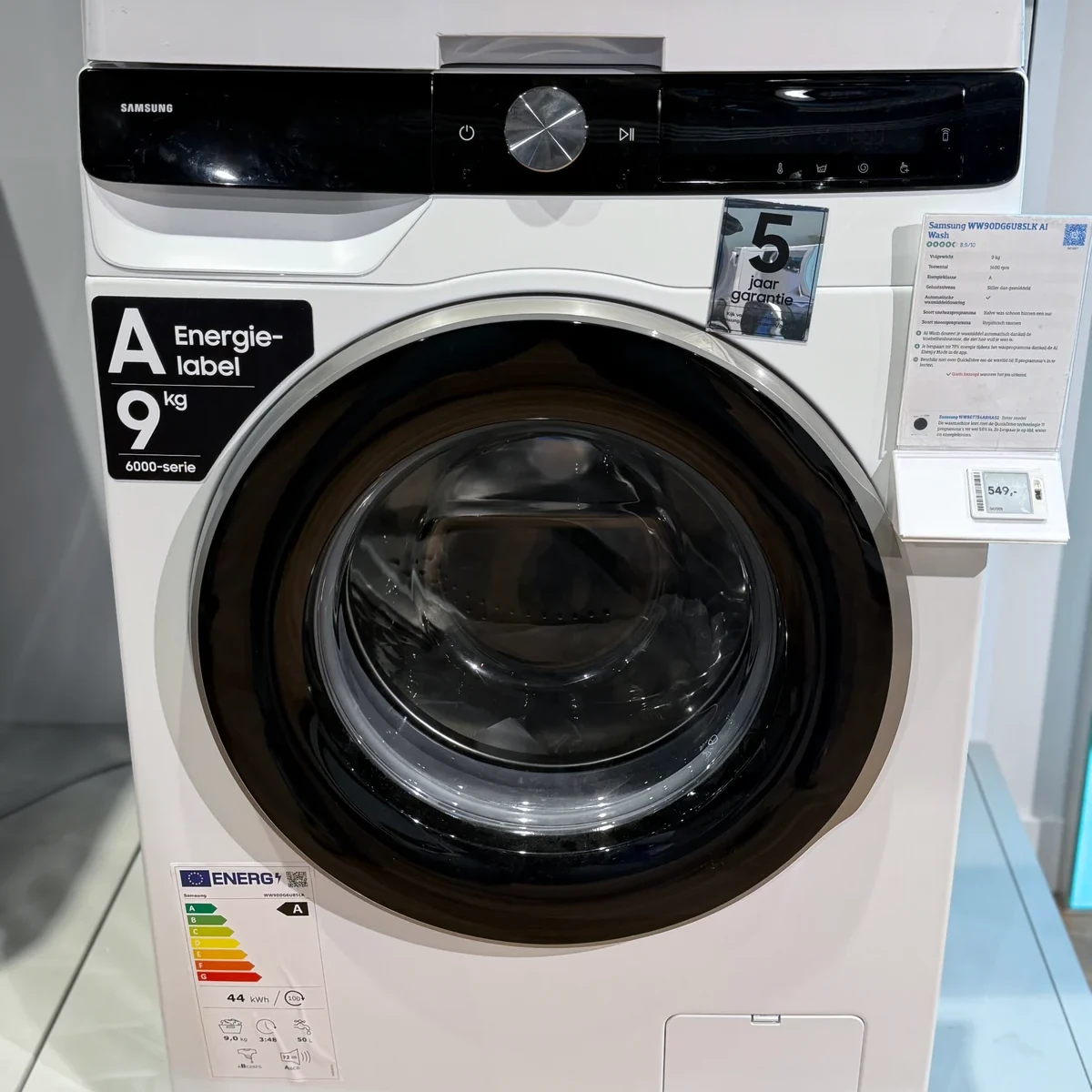 Vooraanzicht van de Samsung WW90DG6U85LK AI Wash wasmachine