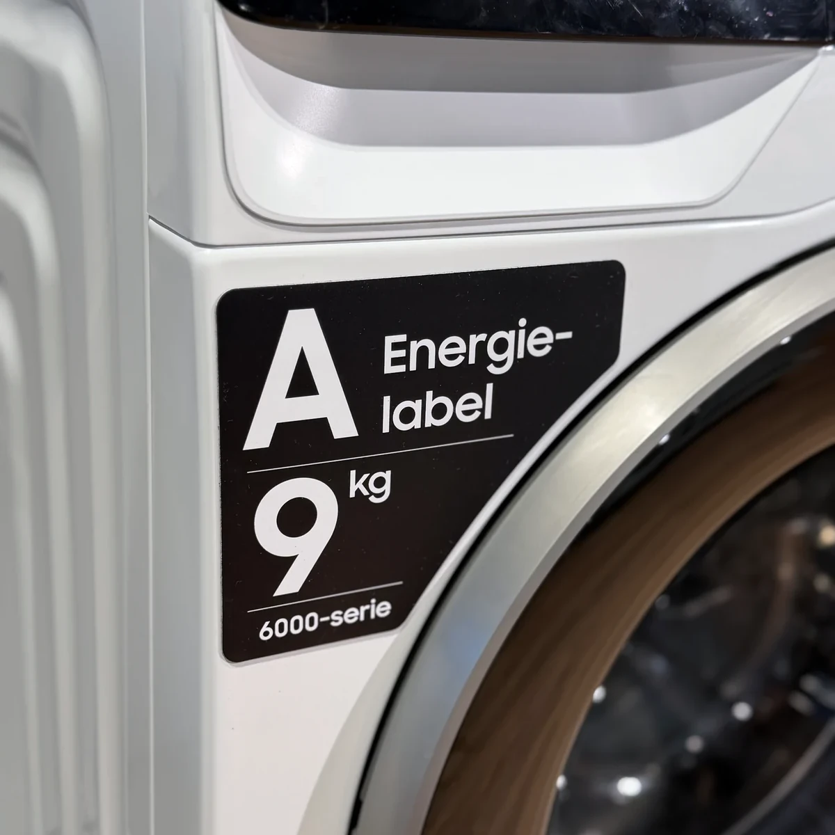 Sticker met vulgewicht en energieaanduiding op de Samsung WW90DG6U85LK AI Wash