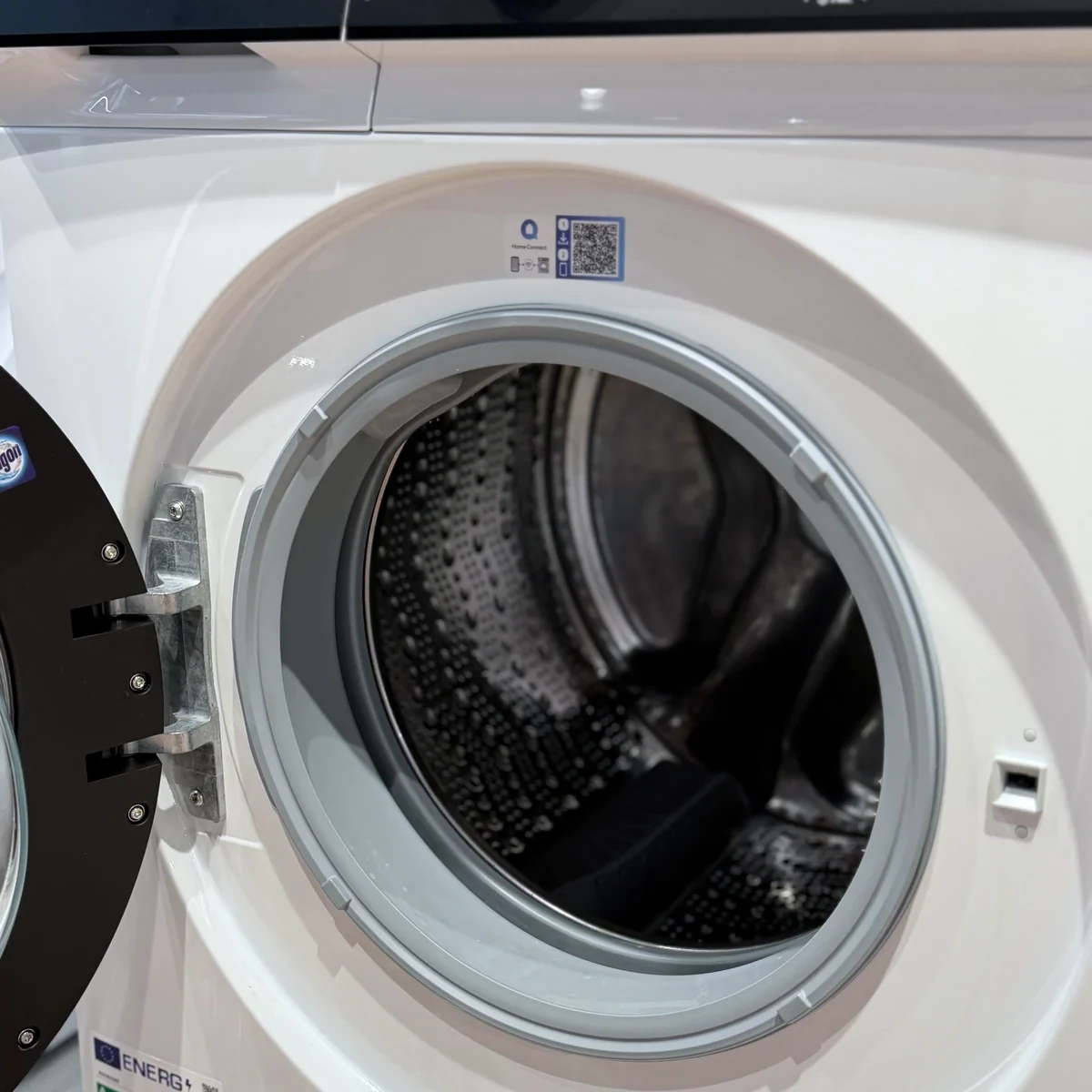 Siemens WG44H2A5NL intelligentDosing met geopende deur en zicht op de trommel