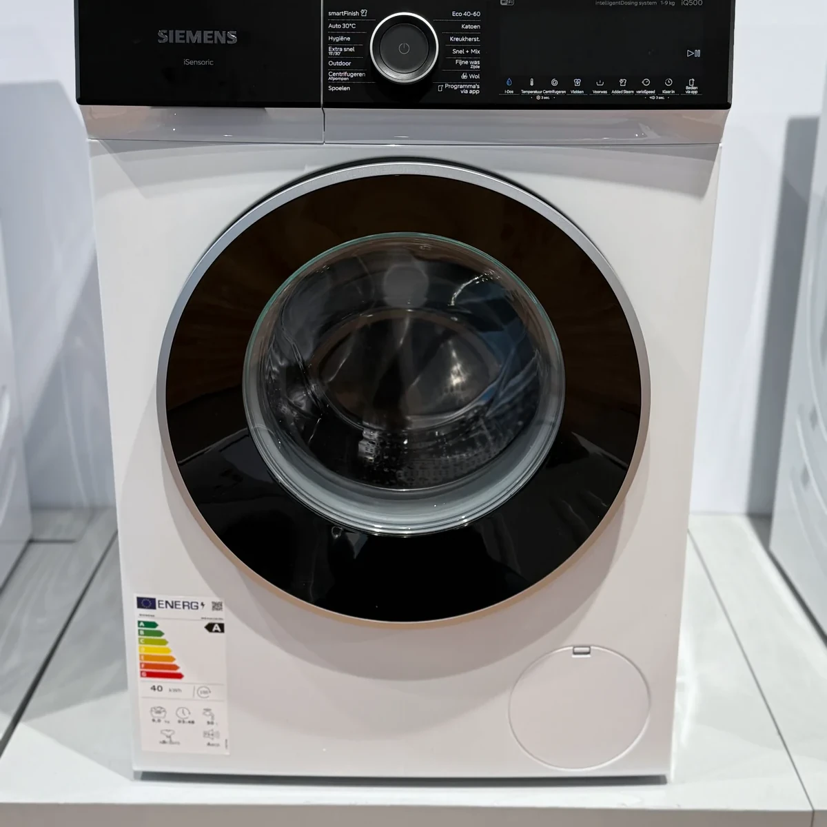 Vooraanzicht van de Siemens WG44H2A5NL intelligentDosing wasmachine